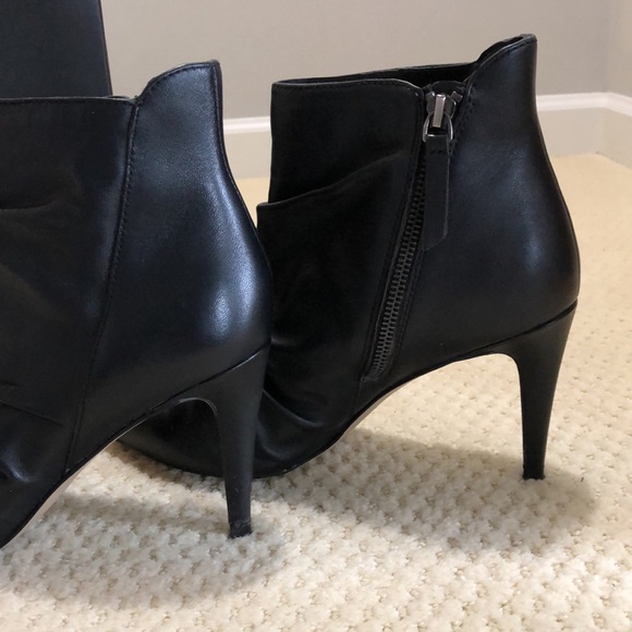 TAHARI black ankle boots, pointy toe. Size 7.5M. Box included - Picture 3 of 12